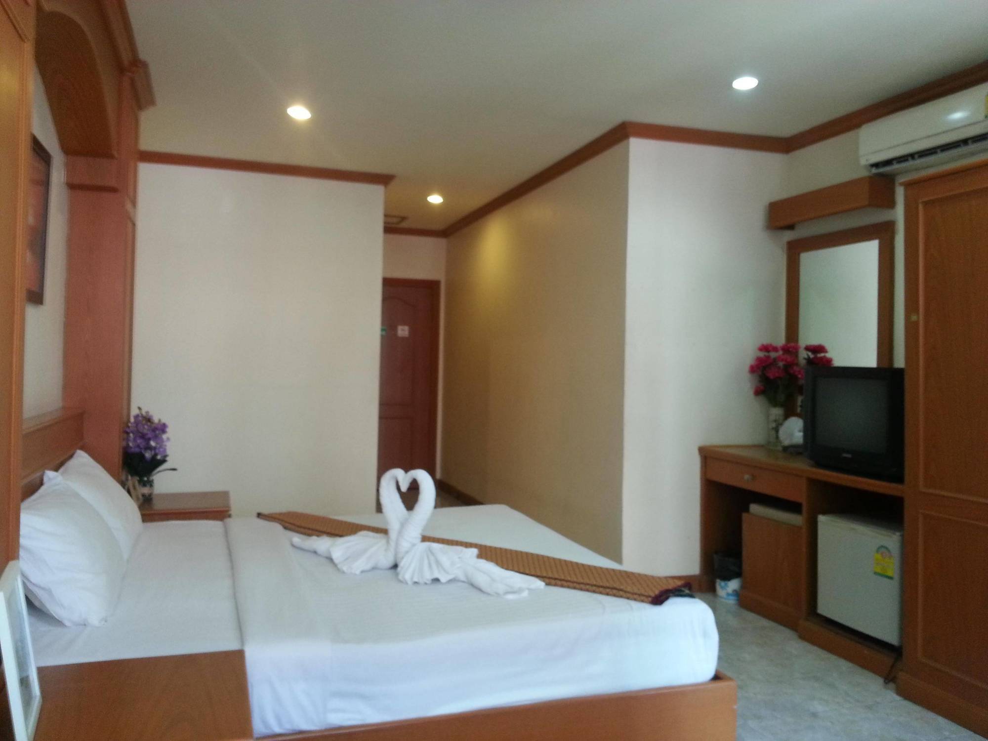 Oyo 739 Presley Guesthouse Phuket Patong Exterior photo